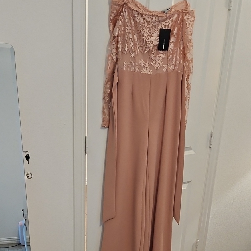 Fashion Nova Lace Top in Soft Beige